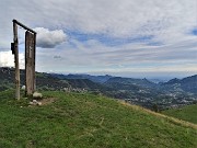 54 Alla 'Porta del Palio' (1415 m) con panoramica vista sulla Valle Imagna